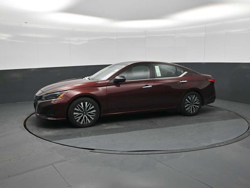 Used 2024 Nissan Altima 2.5 SV image 5