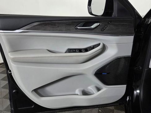 Used 2023 Jeep Grand Cherokee Overland w/ Luxury Tech Group IV image 14