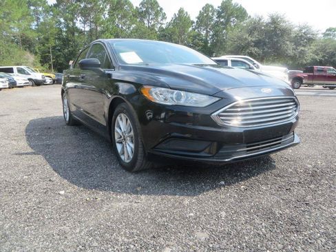 Used 2017 Ford Fusion SE w/ Fusion SE Technology Package FWD image 4