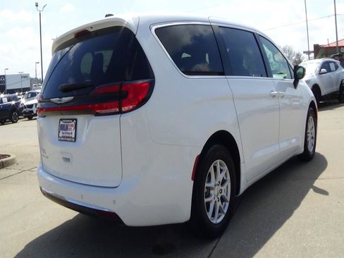 Certified 2025 Chrysler Pacifica Select FWD image 6