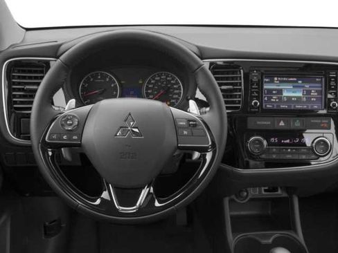 Used 2018 Mitsubishi Outlander SE image 7
