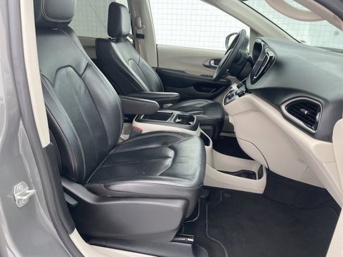 Used 2022 Chrysler Pacifica Touring-L image 16