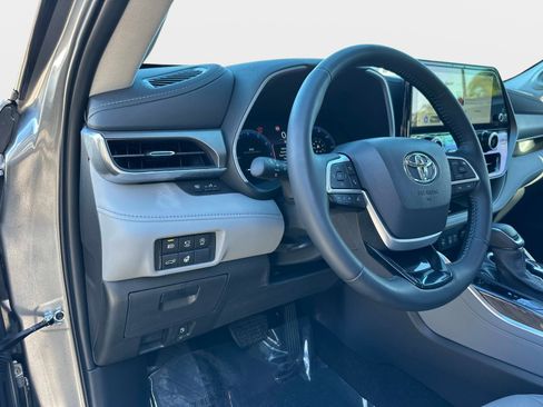Used 2025 Toyota Highlander Limited image 21