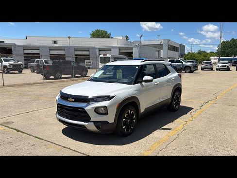 Used 2021 Chevrolet TrailBlazer LT w/ Convenience Package FWD image 2
