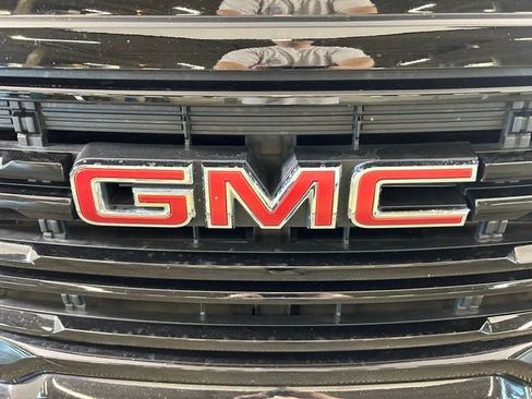Used 2023 GMC Acadia SLE w/ Elevation Edition FWD image 9
