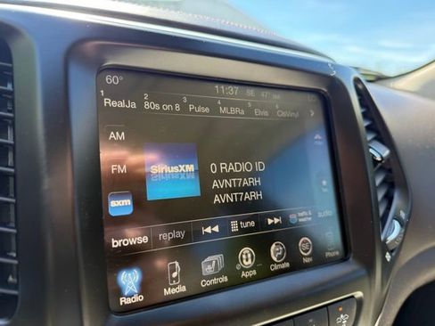 Used 2017 Jeep Cherokee Overland w/ Technology Group image 25