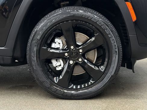 Used 2023 Jeep Grand Cherokee L Altitude AWD/4WD image 9