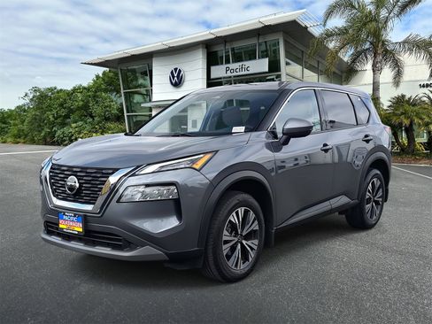 Used 2021 Nissan Rogue SV image 1