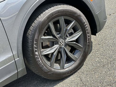 Certified 2024 Volkswagen Tiguan SE image 7