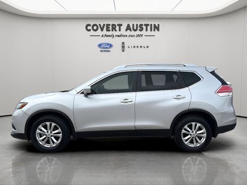 Used 2015 Nissan Rogue SV w/ SV Premium Package FWD image 2