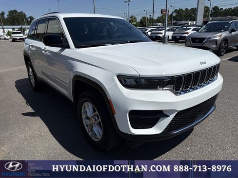 Used 2025 Jeep Grand Cherokee Laredo RWD image 5
