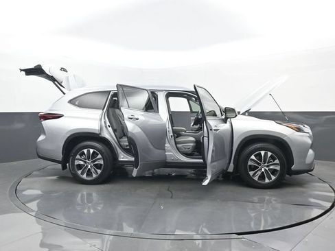 Used 2024 Toyota Highlander XLE FWD image 35