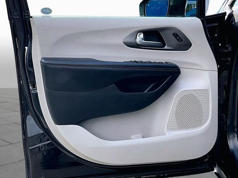 Used 2019 Chrysler Pacifica Limited FWD image 21
