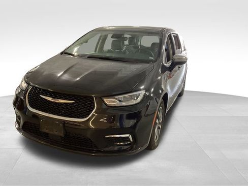 Used 2023 Chrysler Pacifica Limited image 3