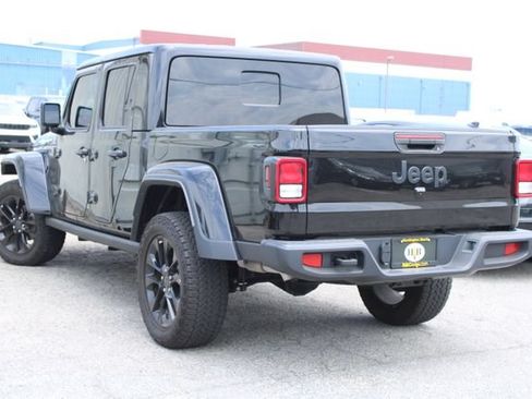 Used 2025 Jeep Gladiator Sport AWD/4WD image 3