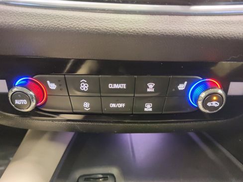 Used 2020 Buick Enclave Essence image 3