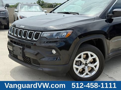 Used 2025 Jeep Compass Latitude w/ Convenience Group AWD/4WD image 2