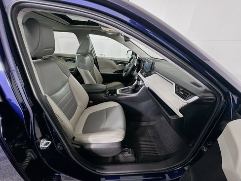 Used 2021 Toyota RAV4 XLE Premium image 31