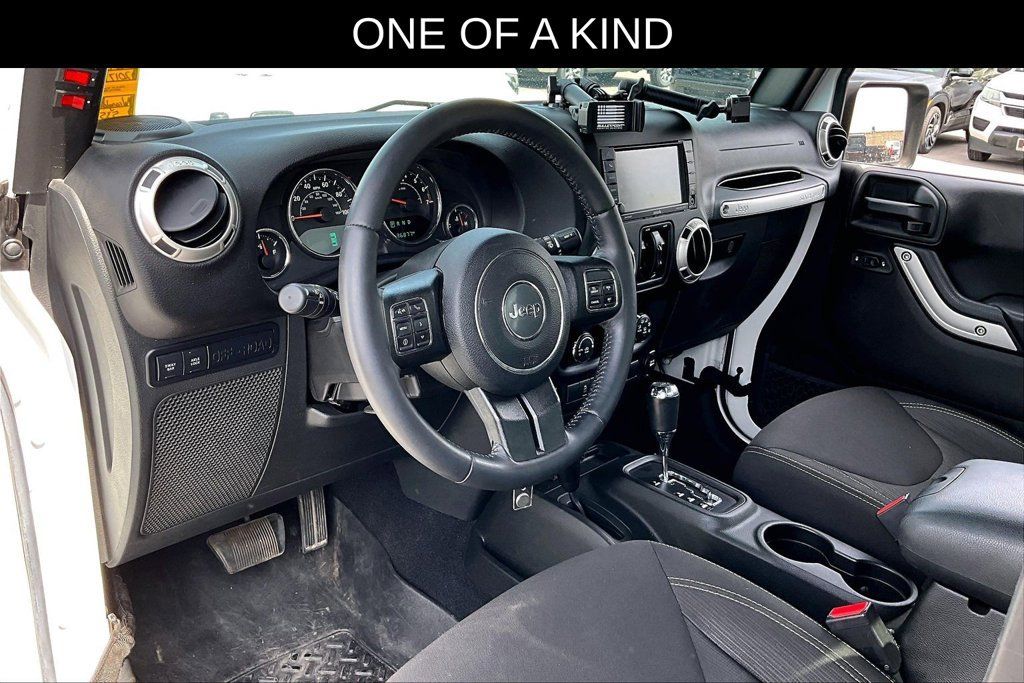 Used 2017 Jeep Wrangler Unlimited Rubicon w/ Connectivity Group AWD/4WD image 5
