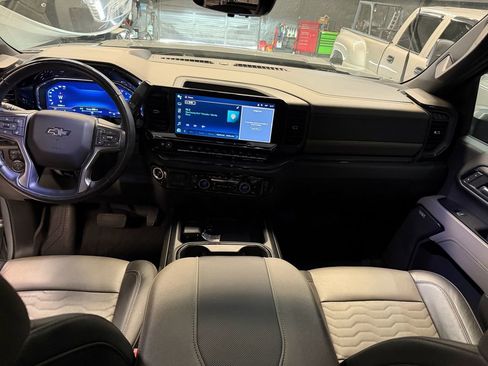 Used 2024 Chevrolet Silverado 2500 ZR2 w/ Technology Package image 12