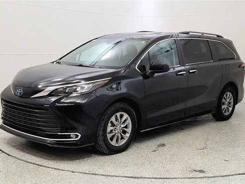 Used 2024 Toyota Sienna XLE image 3