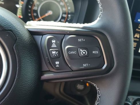 Used 2025 Jeep Gladiator Sport AWD/4WD image 13