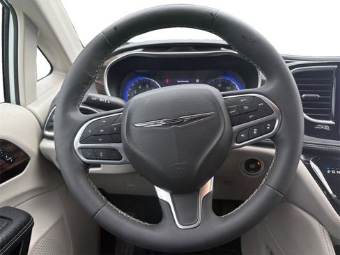 Used 2023 Chrysler Pacifica Limited w/ Trailer Tow Group image 12