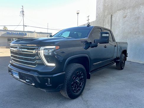 Used 2024 Chevrolet Silverado 2500 High Country w/ High Country Premium Package AWD/4WD image 7