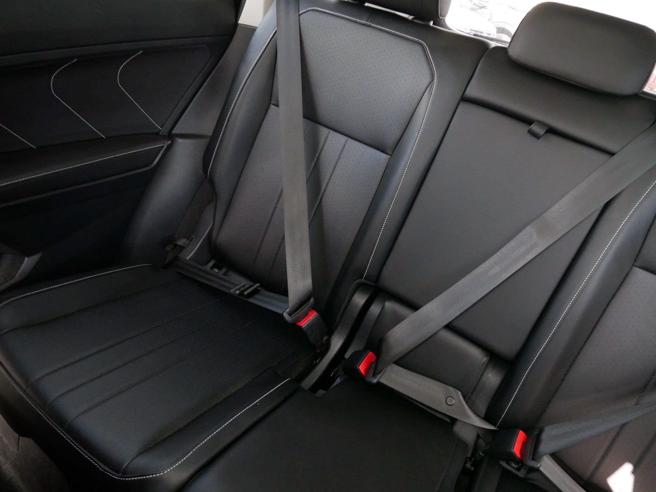 Used 2022 Volkswagen Tiguan SE w/ Panoramic Sunroof Package AWD/4WD image 12