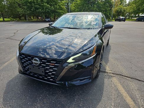 Used 2024 Nissan Altima 2.5 SR FWD image 2