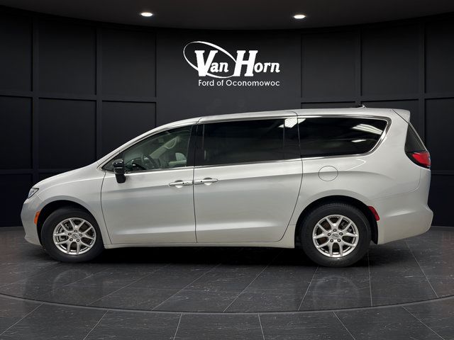Used 2024 Chrysler Pacifica Touring-L FWD image 4
