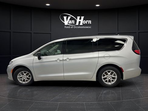 Used 2024 Chrysler Pacifica Touring-L FWD image 4