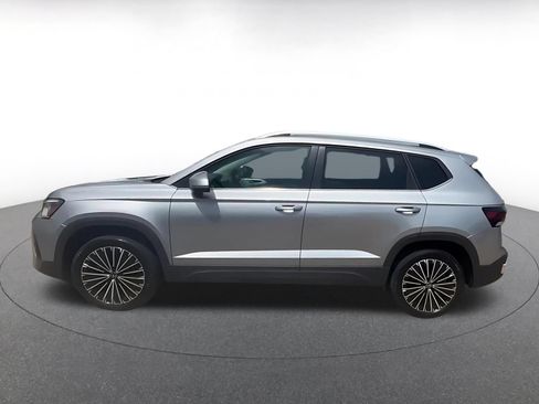Used 2025 Volkswagen Taos SE FWD image 9