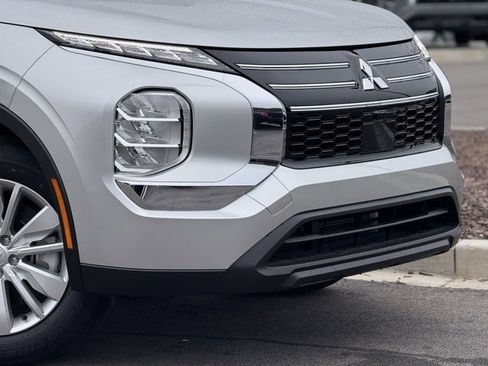 New 2025 Mitsubishi Outlander ES image 3