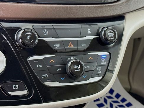 Used 2017 Chrysler Pacifica Touring Plus image 8