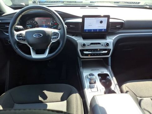 Used 2023 Ford Explorer XLT AWD/4WD image 10