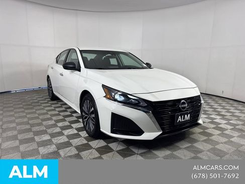 Used 2025 Nissan Altima 2.5 SV FWD image 3