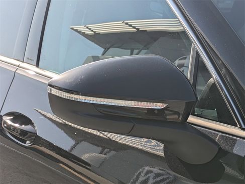 Certified 2025 Volkswagen Tiguan SE image 20