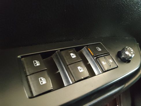 Used 2019 Toyota Highlander XLE FWD image 27