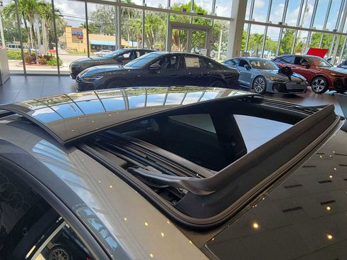 Used 2025 Porsche 911 Carrera RWD image 19