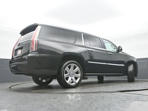 Used 2020 Cadillac Escalade ESV Premium Luxury image 32