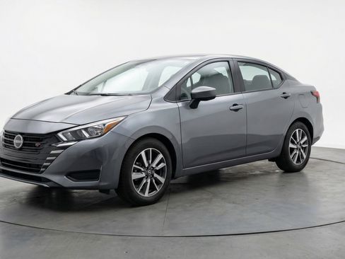 Used 2025 Nissan Versa SV image 3