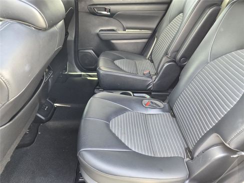 Used 2021 Toyota Highlander XSE FWD image 28