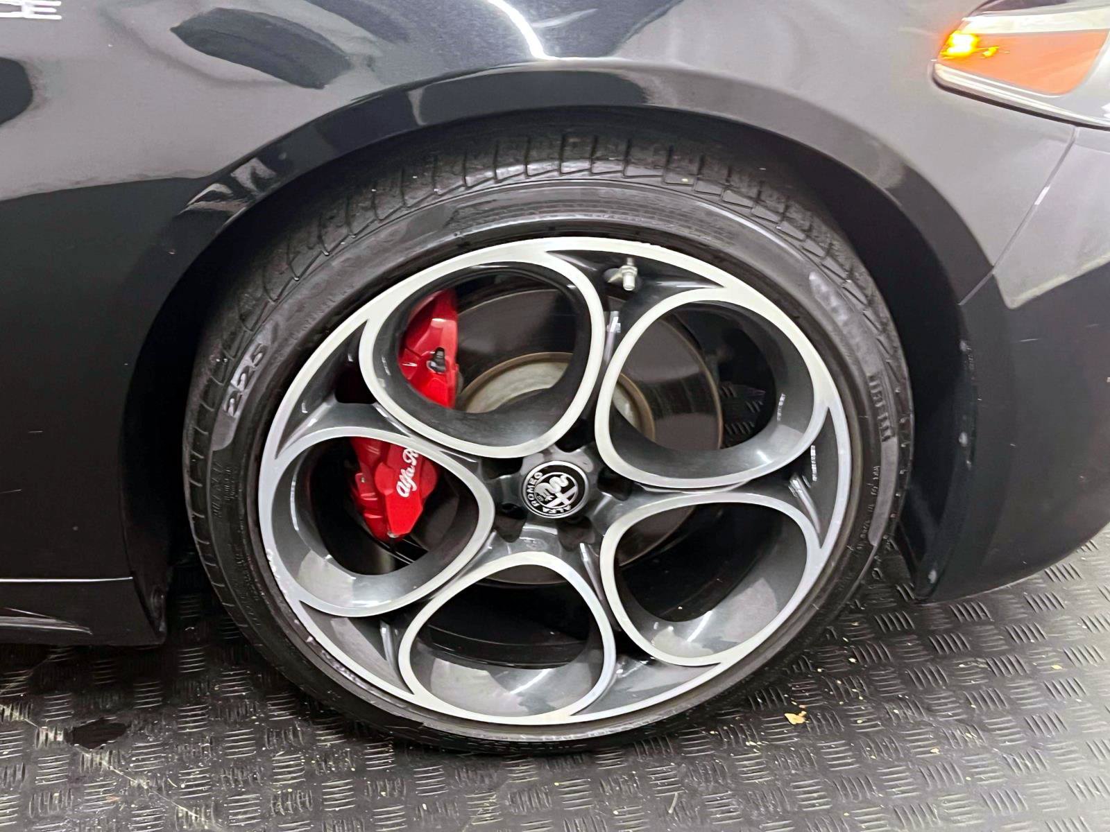 Used 2023 Alfa Romeo Giulia Veloce AWD/4WD image 12