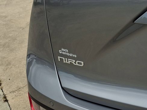 Used 2023 Kia Niro EX image 31