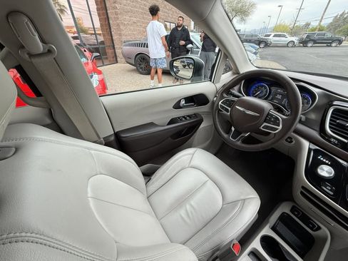 Used 2017 Chrysler Pacifica Touring FWD image 47