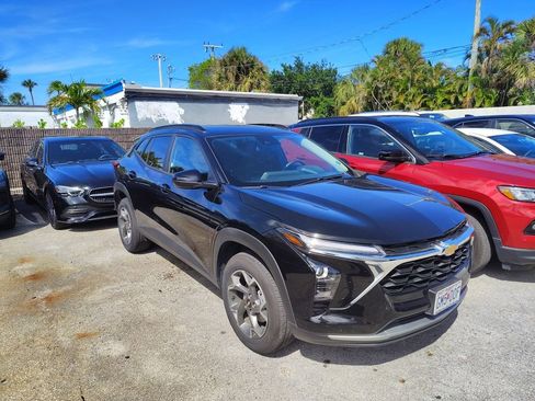 Used 2025 Chevrolet Trax LT w/ LT Convenience Package FWD image 2