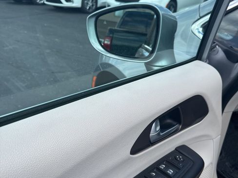 Used 2017 Chrysler Pacifica Touring-L FWD image 10