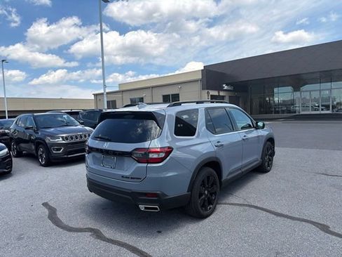 Used 2025 Honda Pilot Black Edition image 9