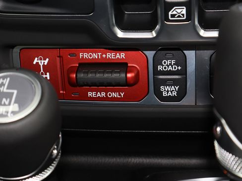 Used 2025 Jeep Wrangler Unlimited Rubicon w/ Convenience Group image 11